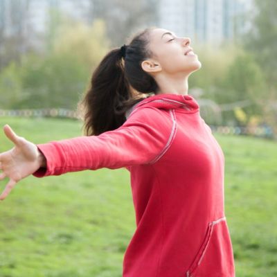 mujer respirando y conectando con ella misma